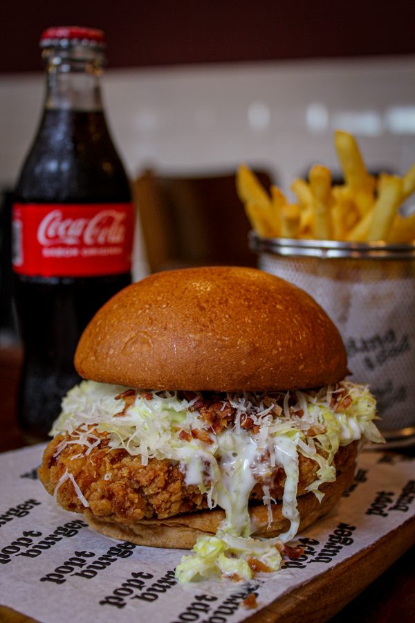 Frango Caesar com alface, parmesão e bacon